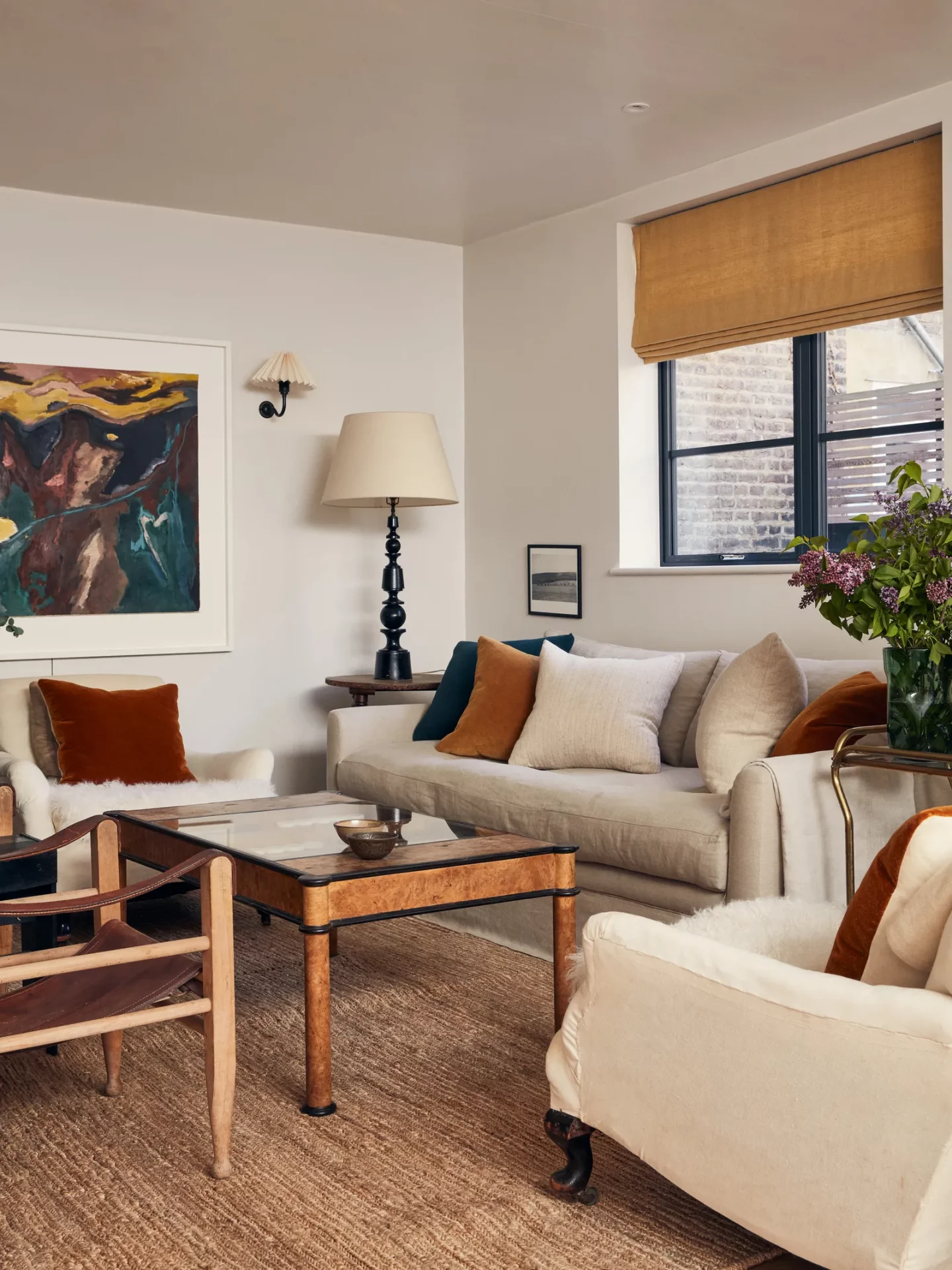 Белый диван: как оформить?-2