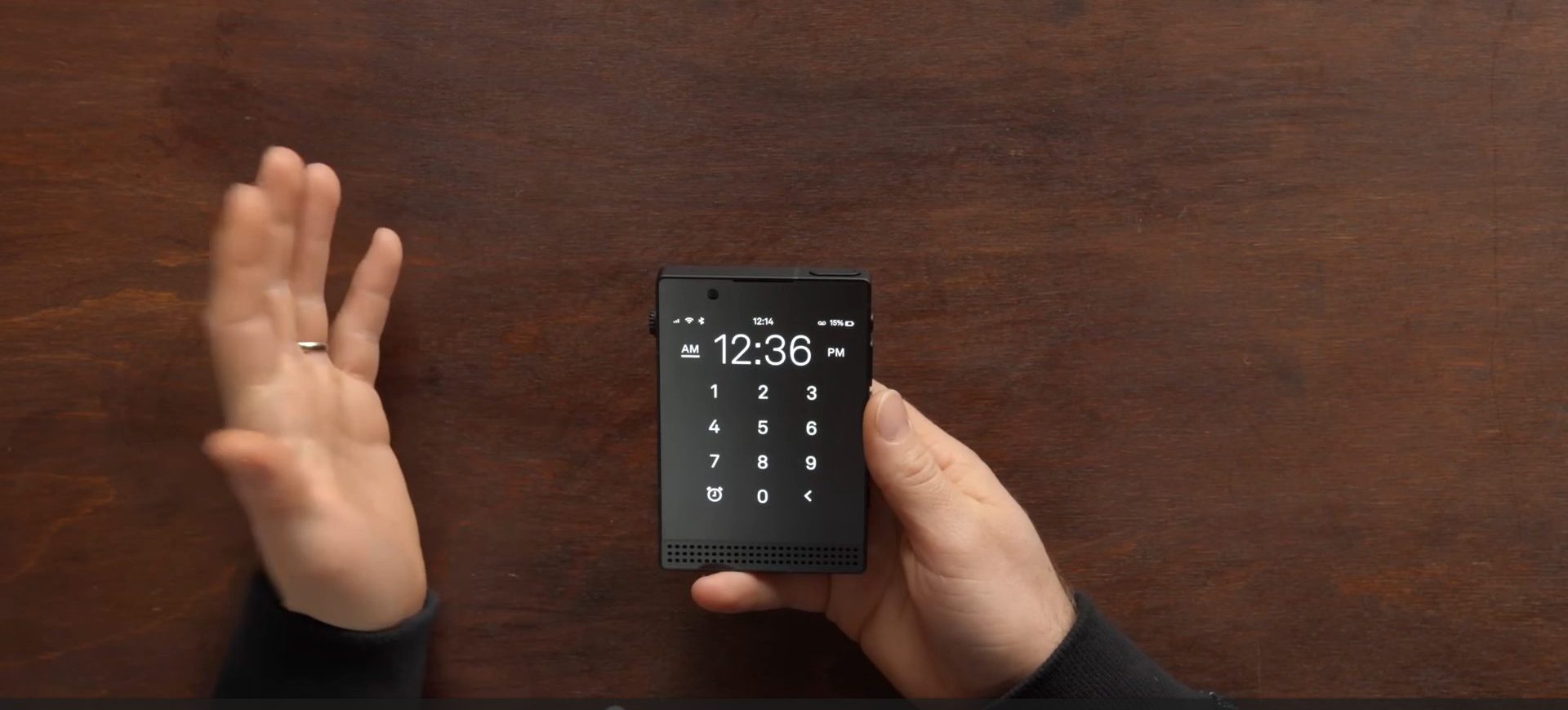 Light Phone 3: роскошный «тупой» телефон?