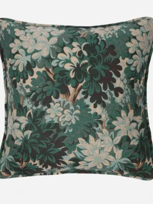 Белый диван: как оформить?-24