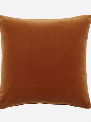 Белый диван: как оформить?-5