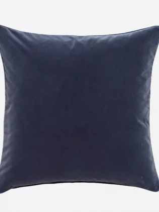 Белый диван: как оформить?-8