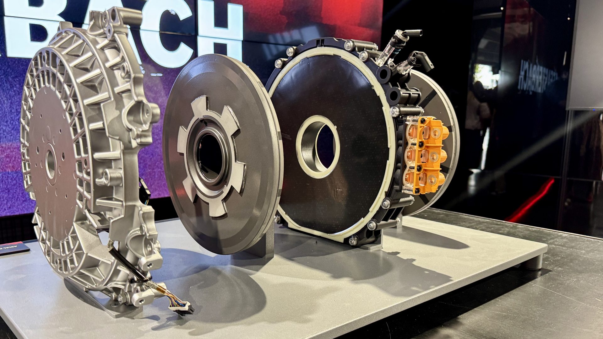 Mercedes-AMG бросает вызов Tesla и Porsche: новый 1360-сильный монстр готов стереть Taycan с дороги! фото