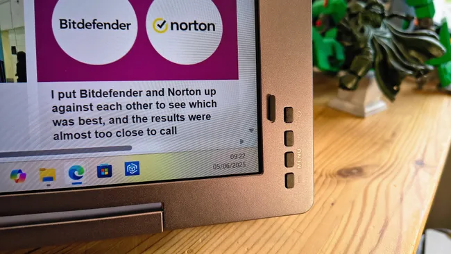 Обзор Aura Triple Boost 14 Pro: футуристичная система из трех мониторов картинка Aura Triple Boost 14 Pro