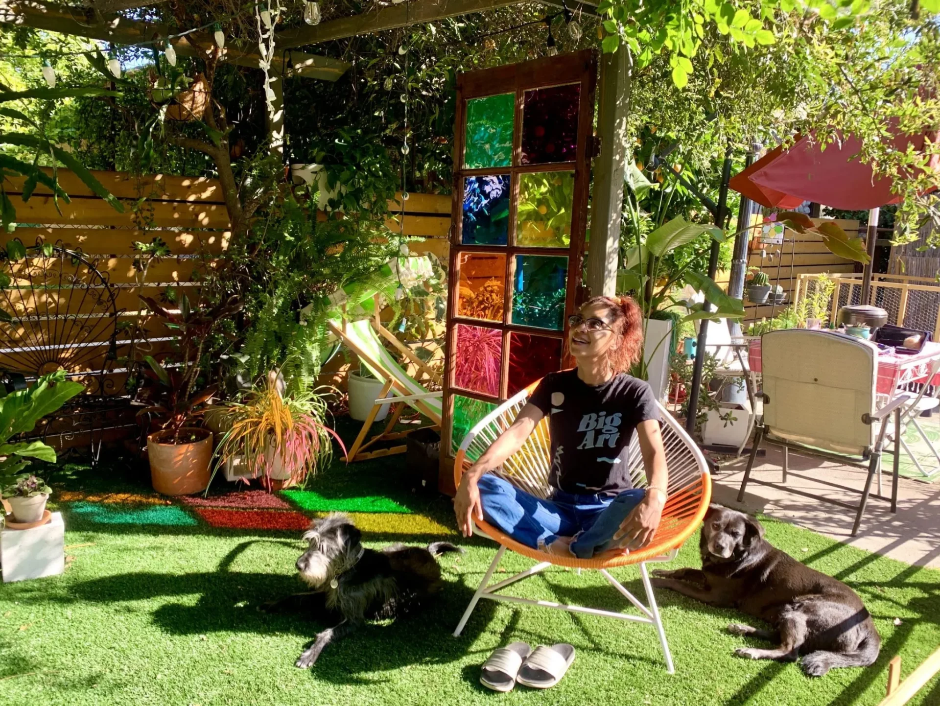 387452Беседка с витражной дверью: стильный проект своими руками