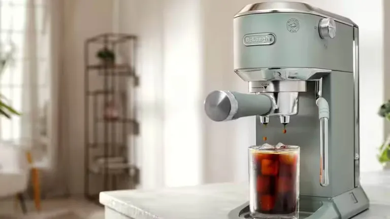 Гламурная кофемашина De’Longhi Dedica Duo с функцией холодного заваривания