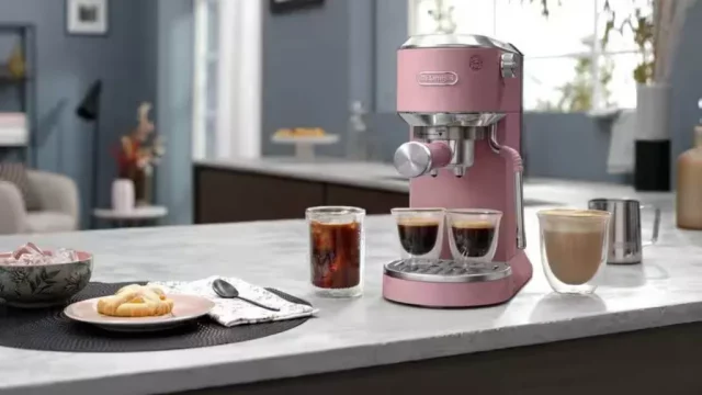 Гламурная кофемашина De’Longhi Dedica Duo с функцией холодного заваривания