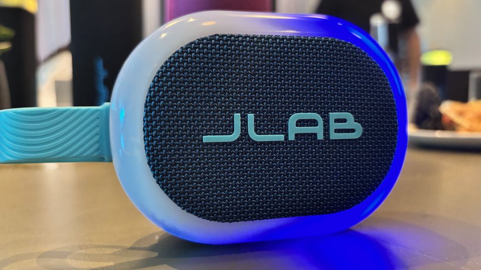 Я познакомился с новой линейкой Bluetooth-колонок JLab, разработанных для того, чтобы зажечь вашу вечеринку за меньшие деньги. картинка новая линейка Bluetooth-колонок JLab
