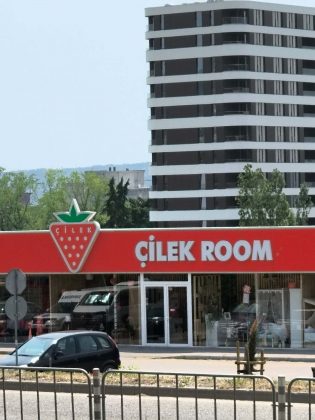 Обзор Motorola Edge (2025): выглядит хорошо, работает медленно фото