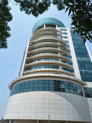 Motorola Edge (2025) против Motorola Edge (2024)