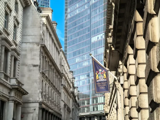 Обзор Motorola Edge 60: застрял посередине фото