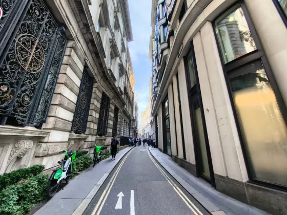 Обзор Motorola Edge 60: застрял посередине фото