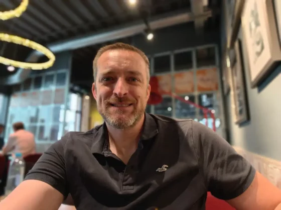 Обзор Motorola Edge 60: застрял посередине фото