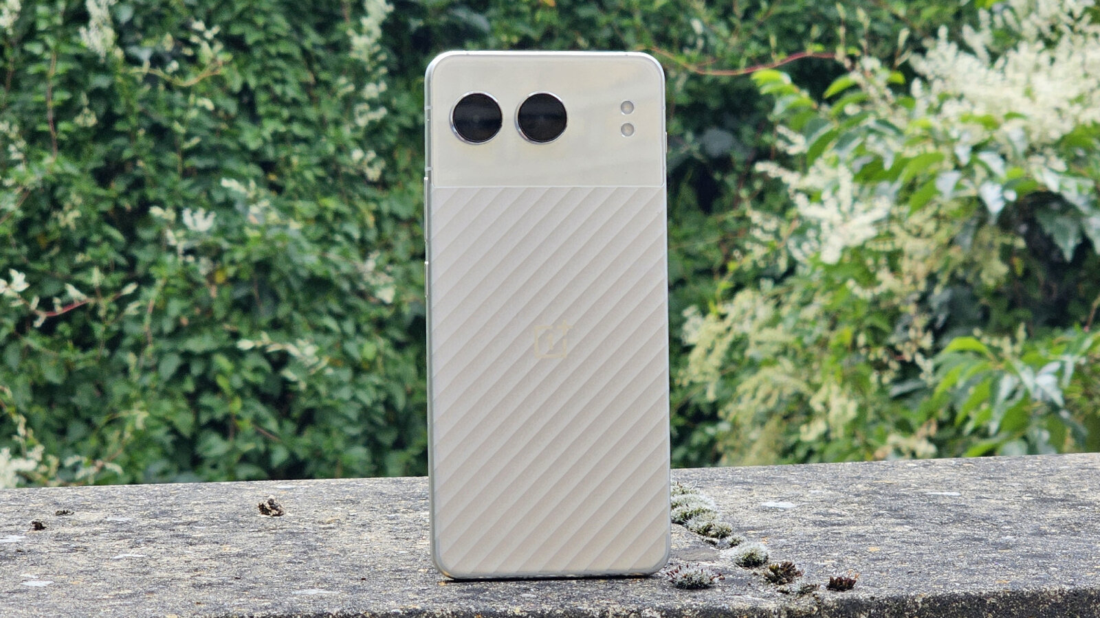 Стремление к простоте: OnePlus отказался от металла в новом Nord 5