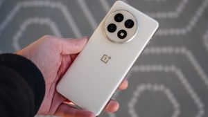 Обзор OnePlus 13s: главные особенности нового флагмана