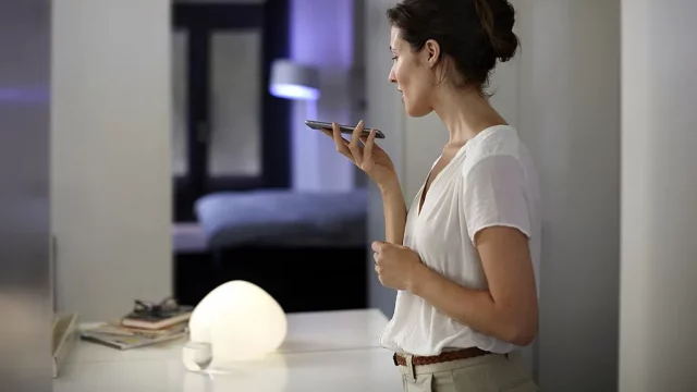 Philips Hue запускает ИИ-помощника: освещение по настроению одним словом