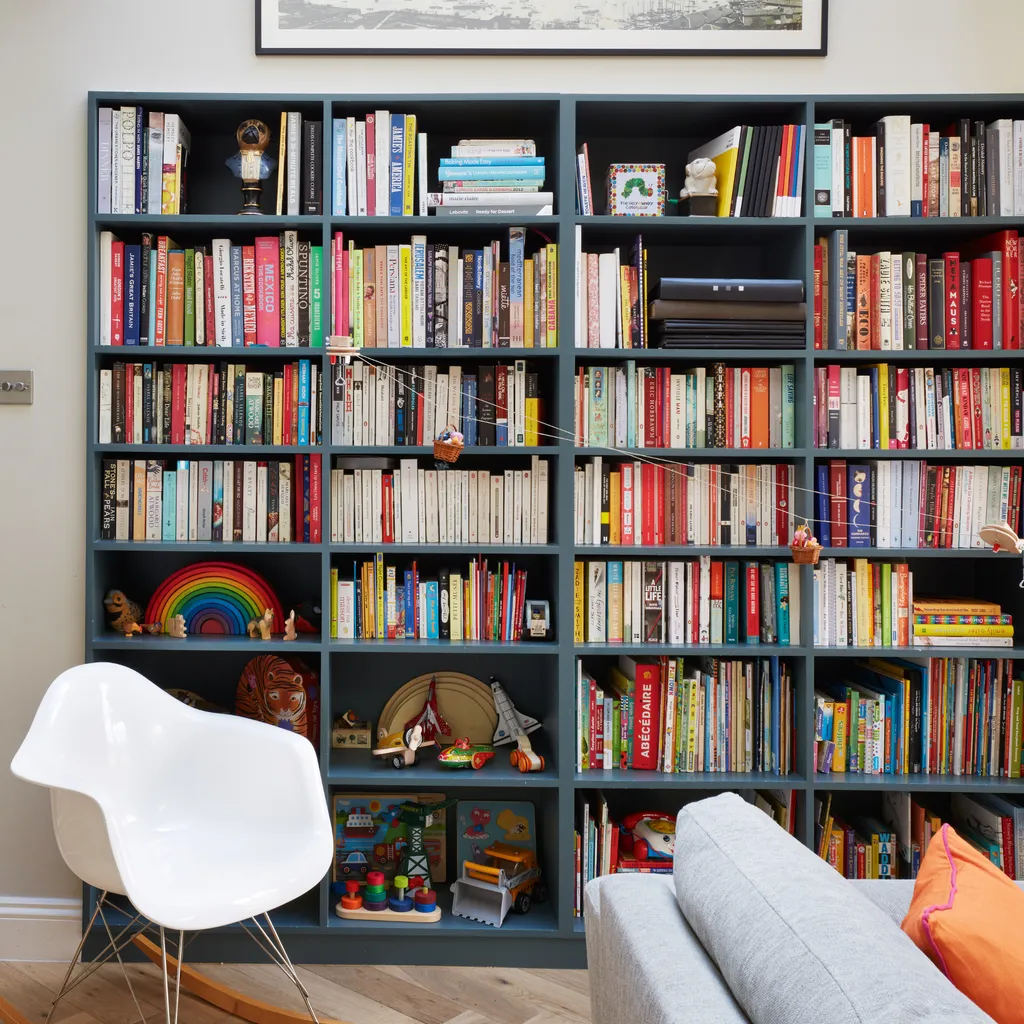 Почему не стоит хранить книги на чердаке