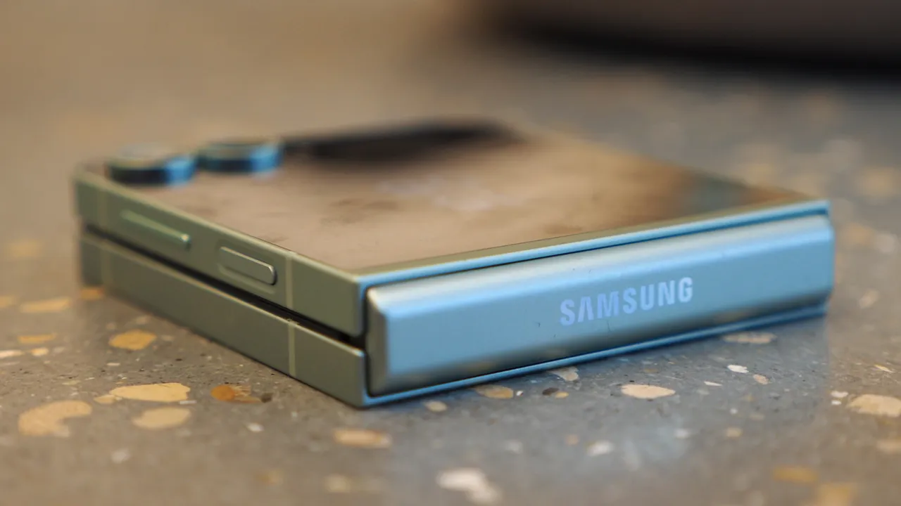 384829Неожиданный поворот: третий складной Galaxy на презентации!