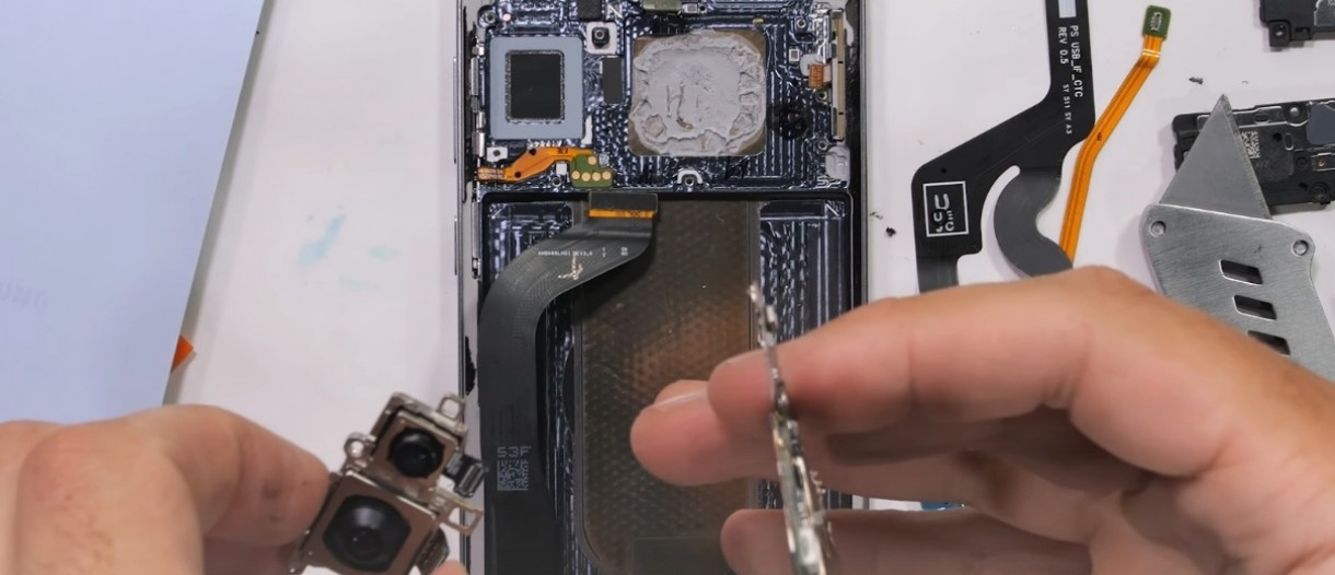 Видеообзор Samsung Galaxy S25 Edge: что внутри