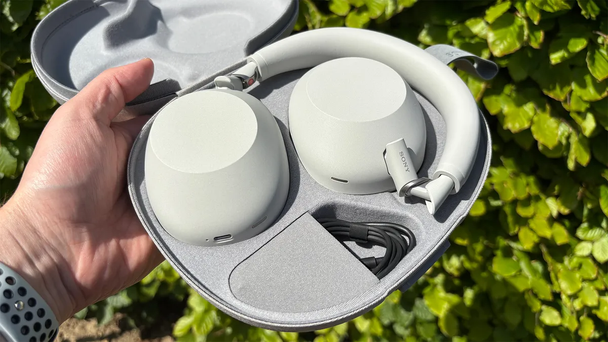 Sony WH-1000XM6 против AirPods Max