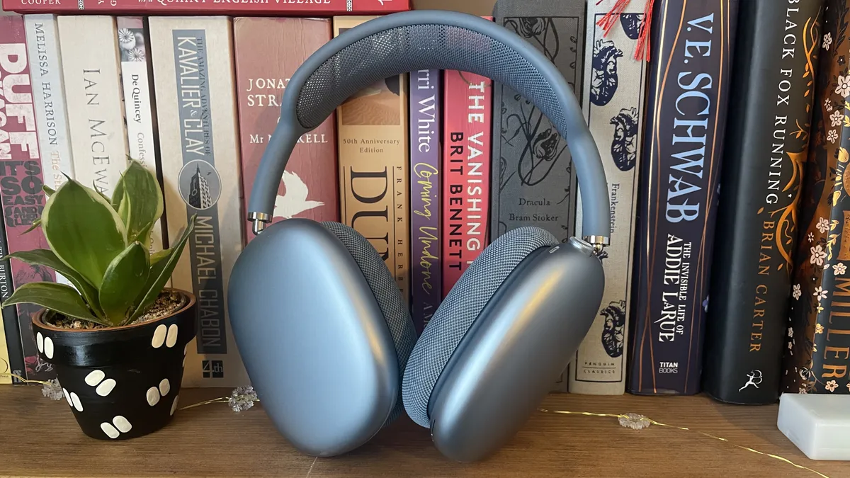 Sony WH-1000XM6 против AirPods Max