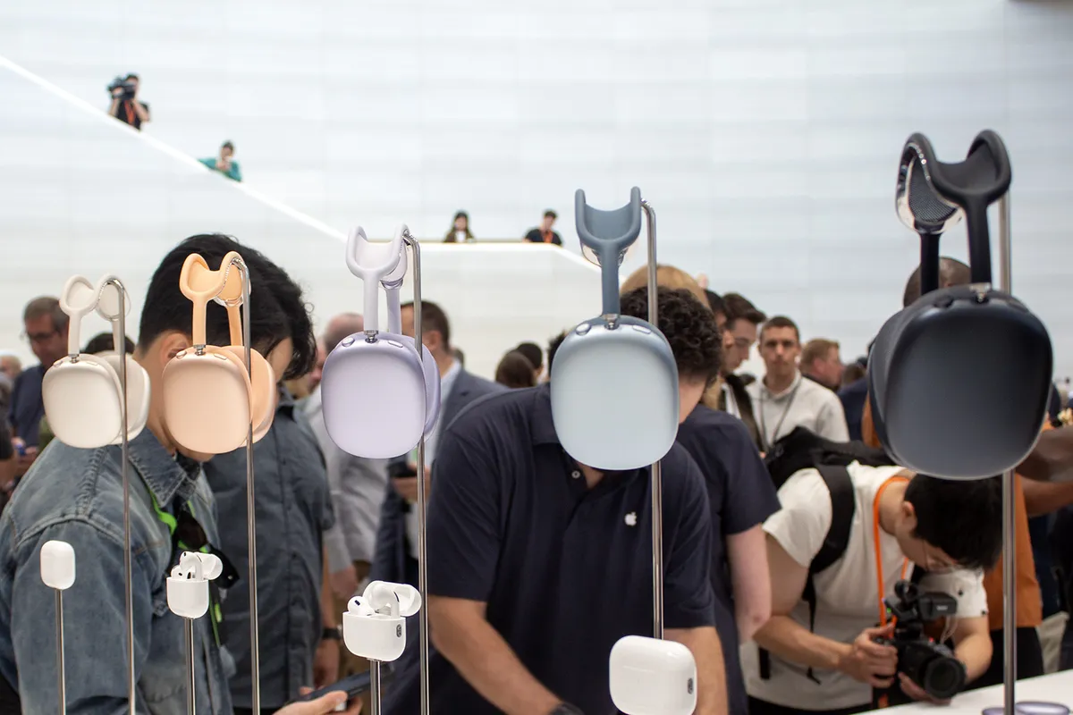 Sony WH-1000XM6 против AirPods Max