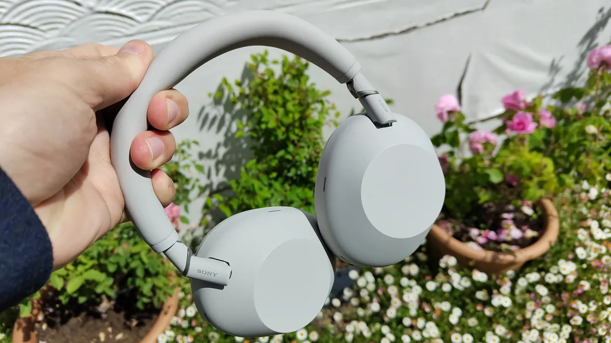 Sony WH-1000XM6 против AirPods Max