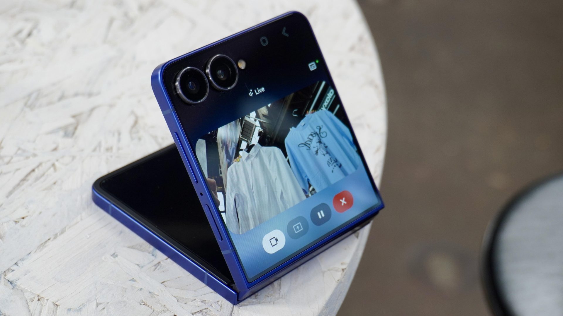 Samsung Galaxy Z Flip 7 против Motorola Razr Ultra: ожидаемые различия картинка Сравнительный обзор Galaxy Z Flip 7 и Motorola Razr Ultra