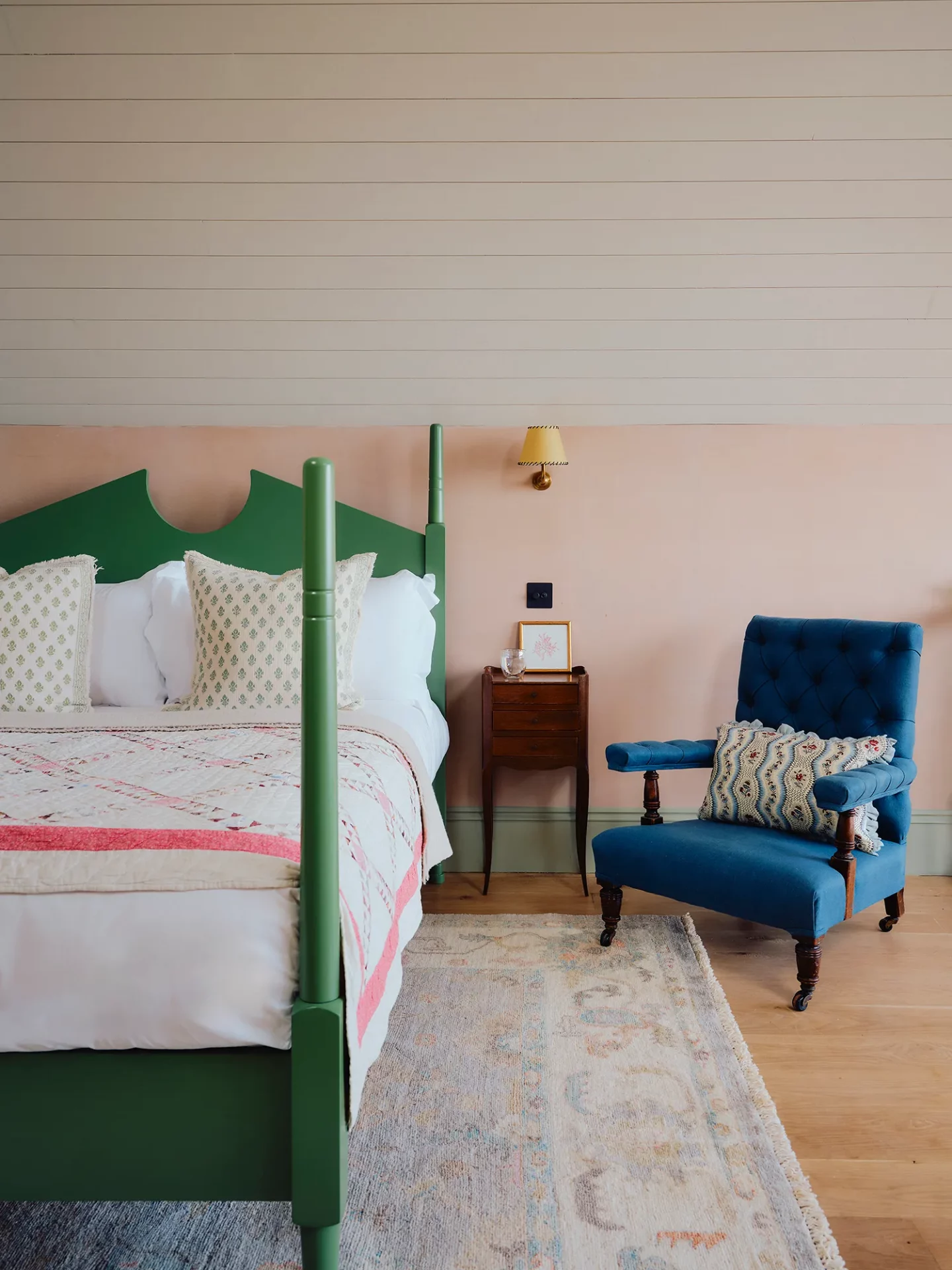 Кровати с балдахином без балдахина: дерзкий пересмотр традиций