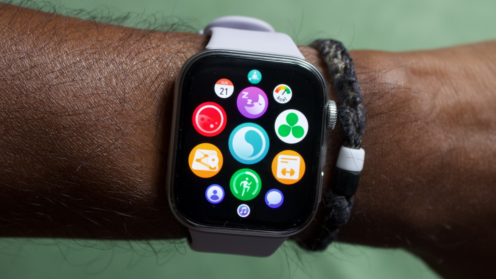 Лучшие бюджетные умные часы в 2025 году: флагманские функции по доступной цене картинка Huawei Watch Fit 4