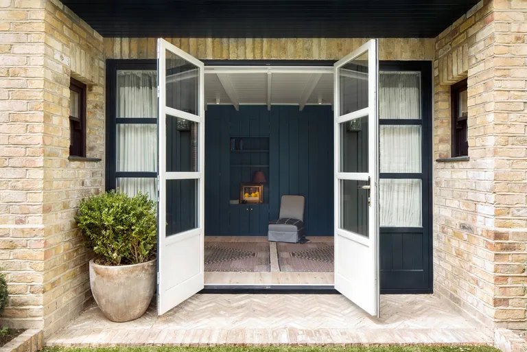 12 идей для сада: как создать уютное место для отдыха картинка Превратите свою садовую комнату в гостевой дом