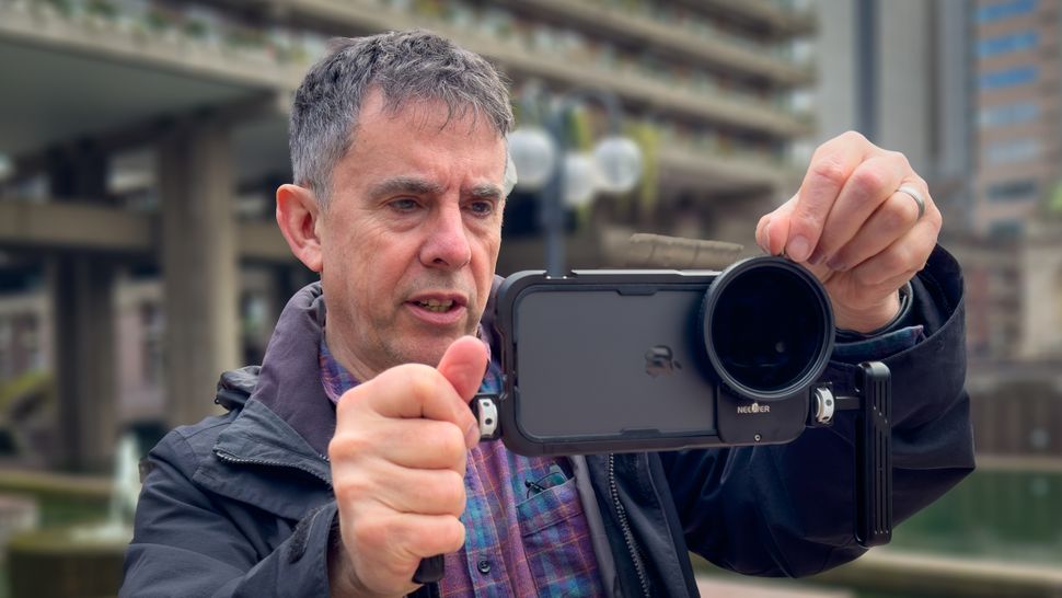 Как выбрать держатель для iPhone в машину? картинка Neewer PA024K handheld metal cage-2