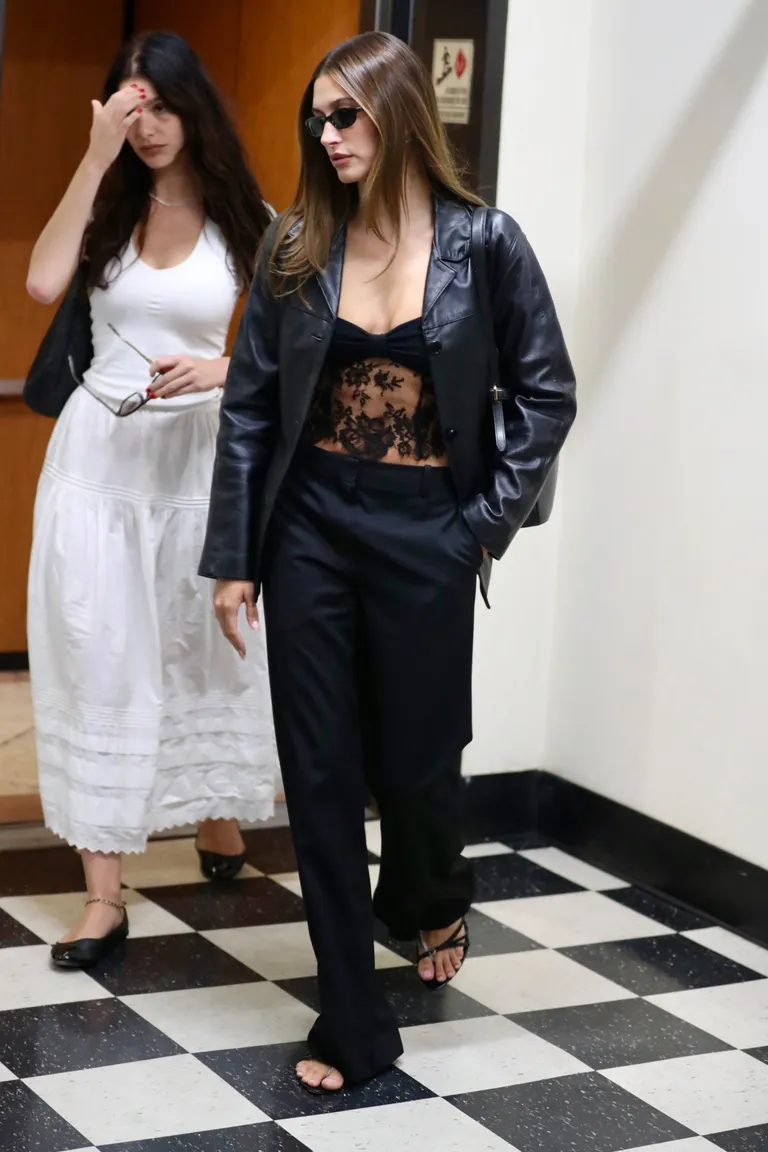 Контрастный наряд Хайли Бибер: от летнего к дерзкому-2