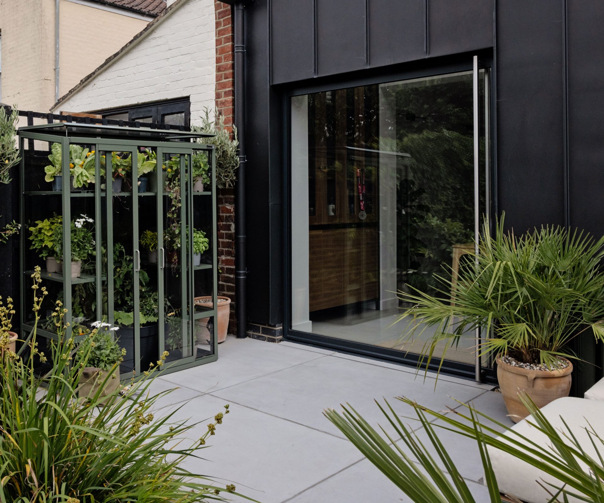 Эти советы и рекомендации от дизайнеров помогут вам визуально увеличить пространство небольшого патио