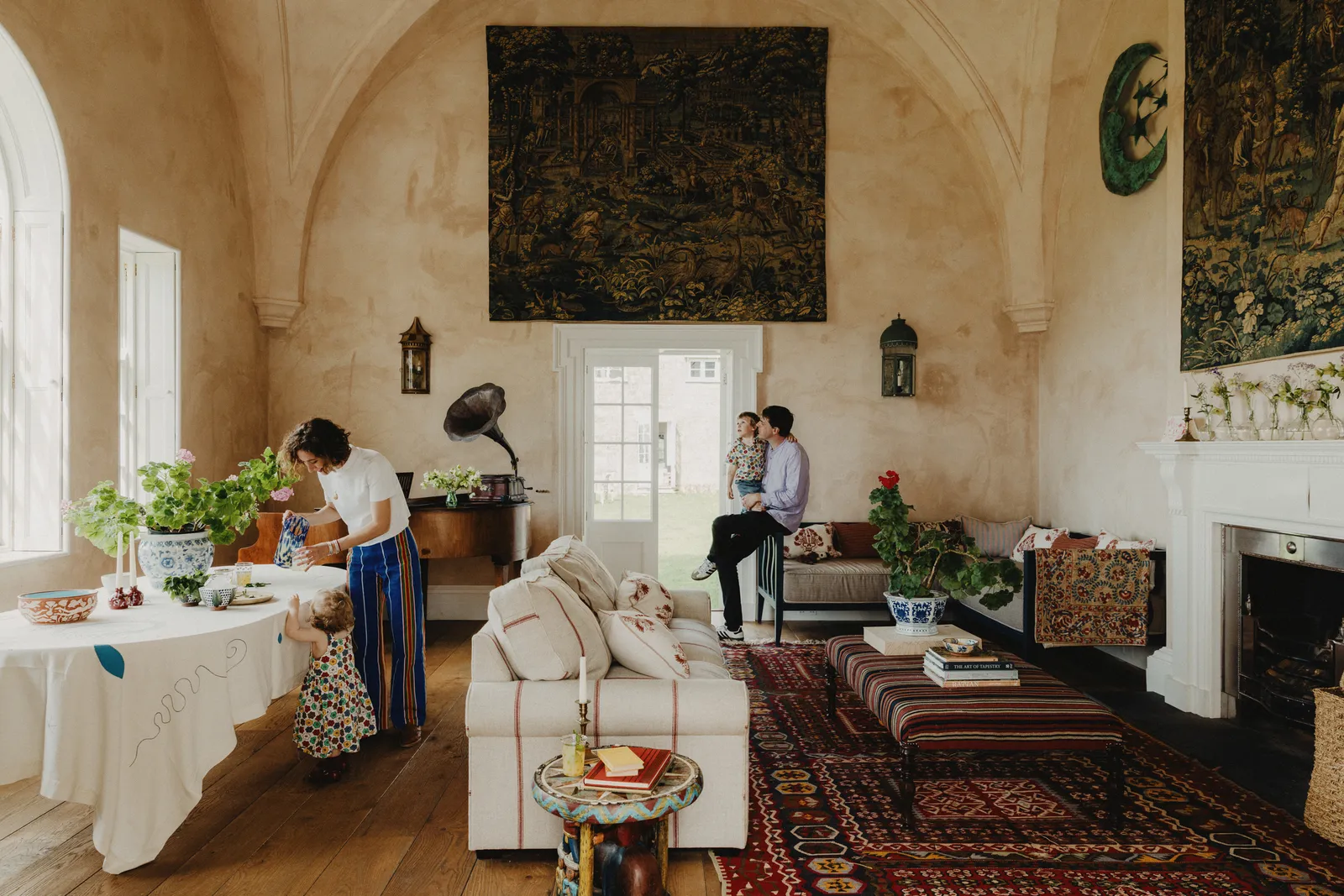 Эксцентричная пара превратила сторожевой домик в творческое пространство