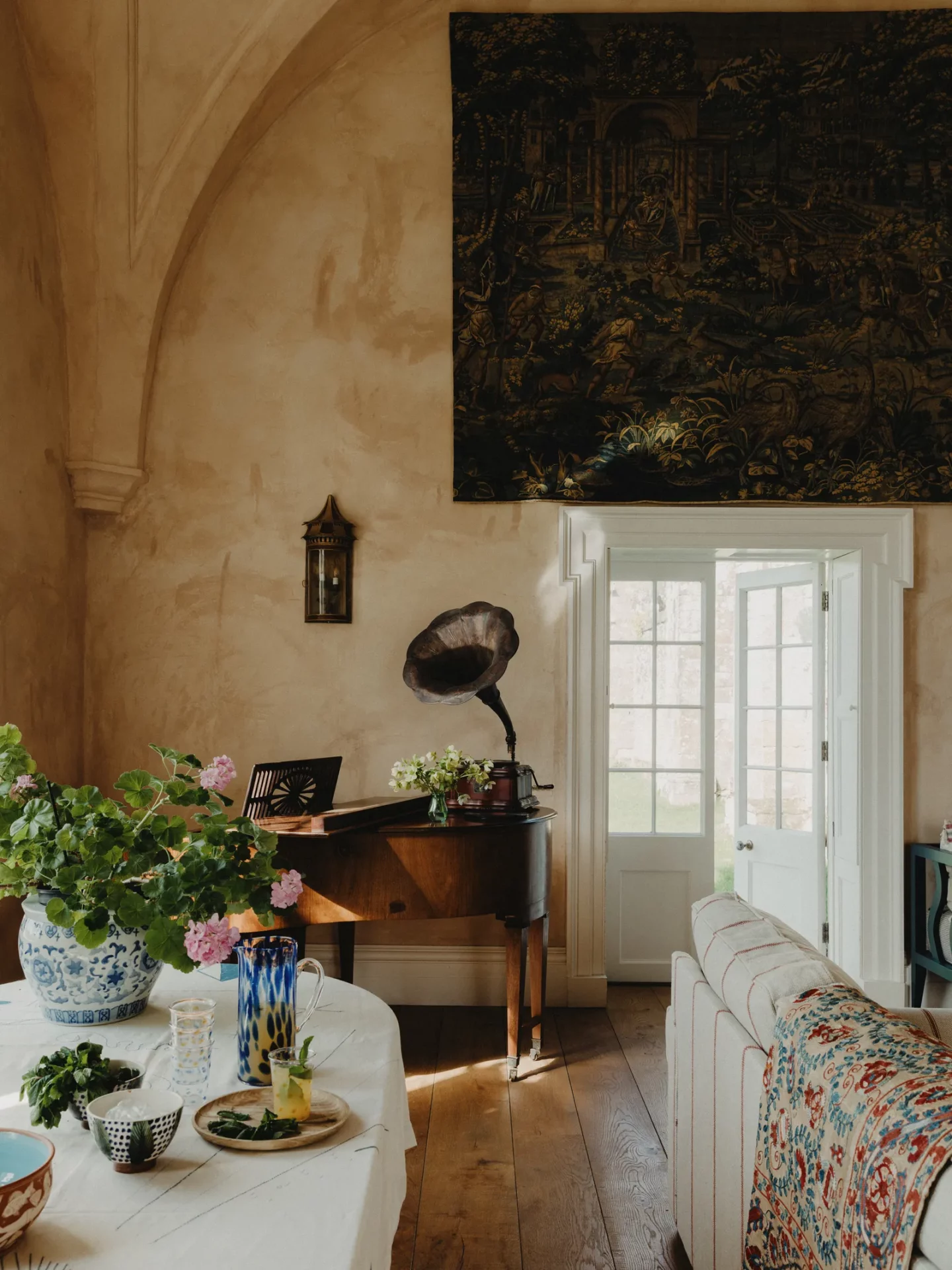 Эксцентричная пара превратила сторожевой домик в творческое пространство