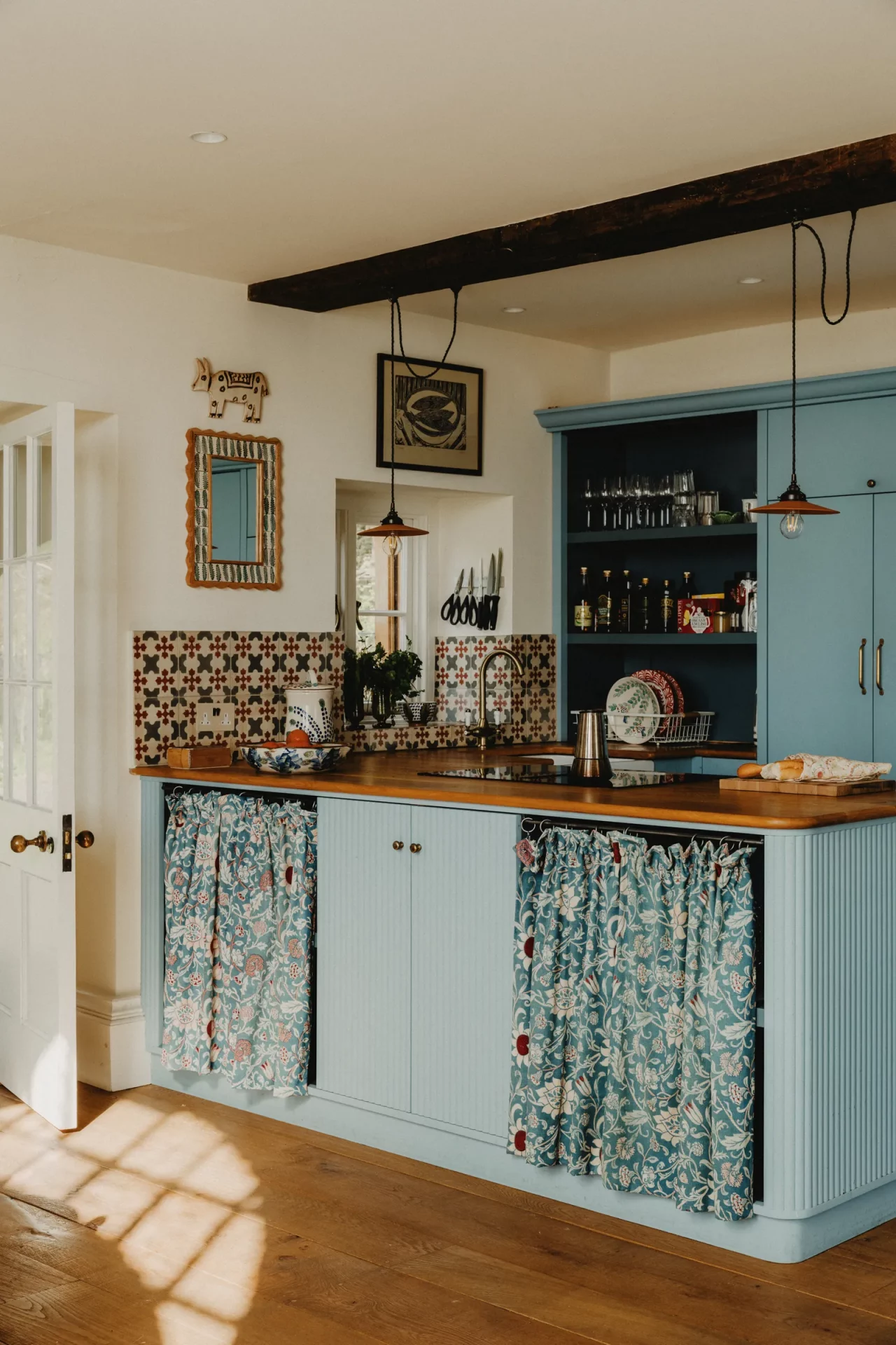 Эксцентричная пара превратила сторожевой домик в творческое пространство