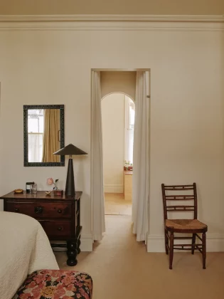 Стильная спальня в викторианском стиле-3