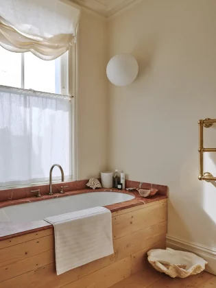 Стильная спальня в викторианском стиле-4