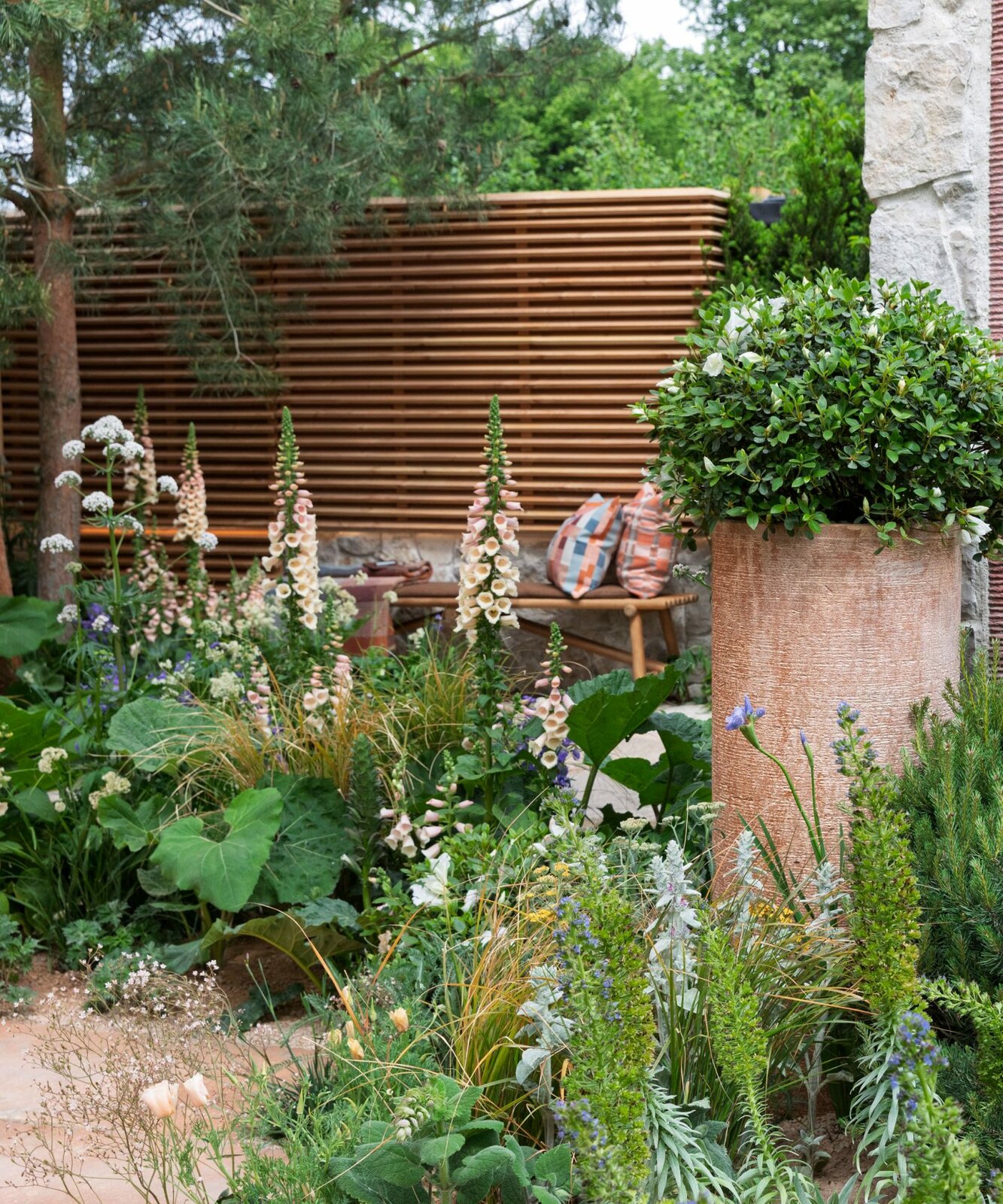 Эти советы и рекомендации от дизайнеров помогут вам визуально увеличить пространство небольшого патио