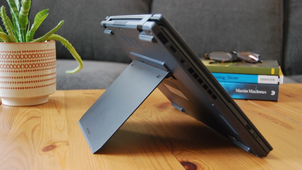 ASUS Zenbook Duo vs Lenovo Yoga Book 9i-4