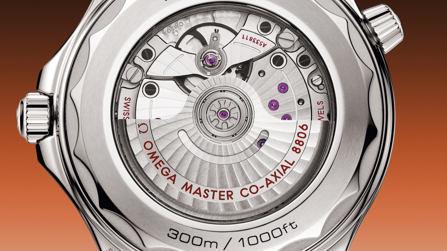 В новой модели Omega Seamaster циферблат выполнен в классическом для дайверских часов цвете