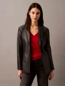 Приталенный блейзер из искусственной кожи