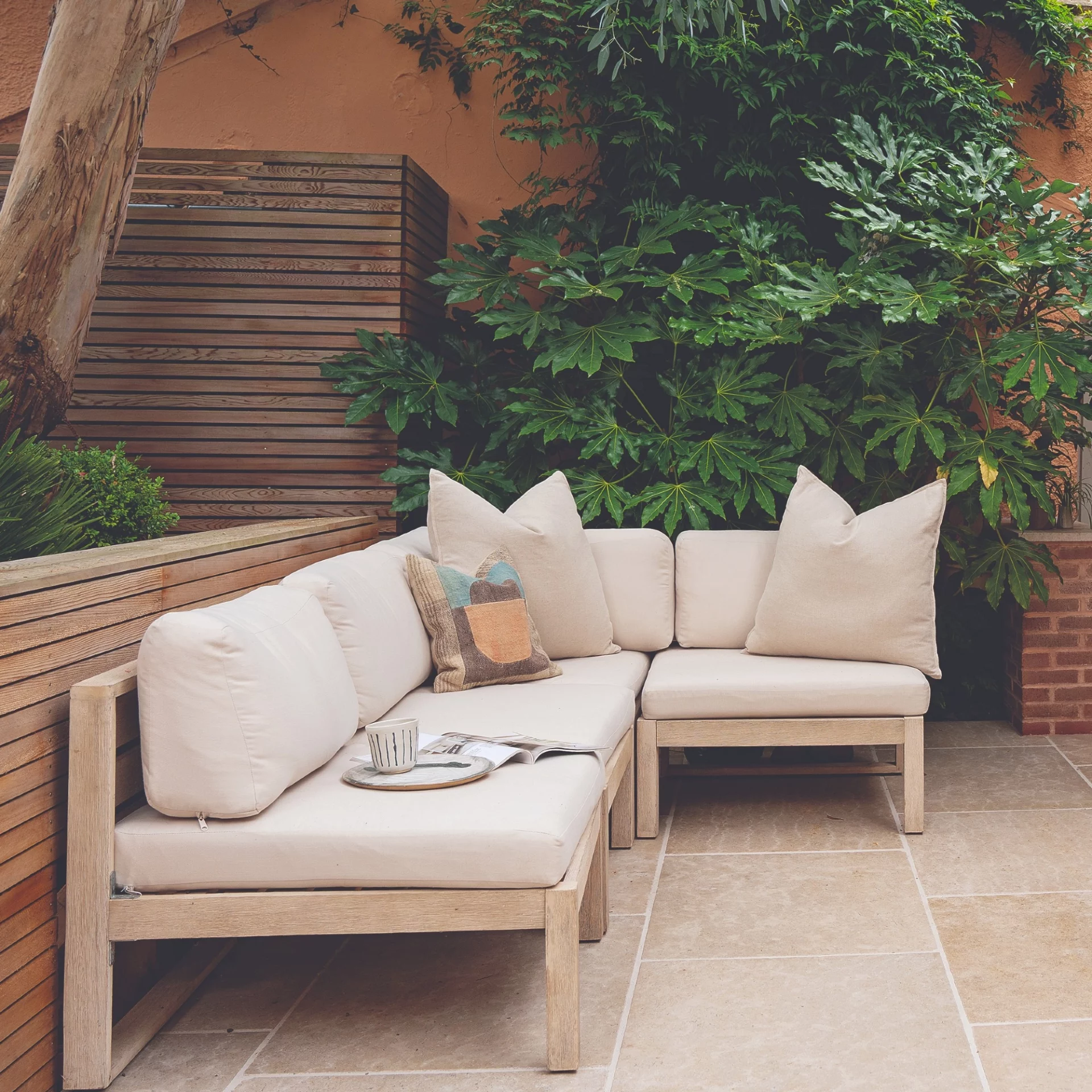 25 идей для уличной гостиной – превратите сад в роскошную зону отдыха картинка 24 идеи для уличной гостиной – стильный отдых в саду