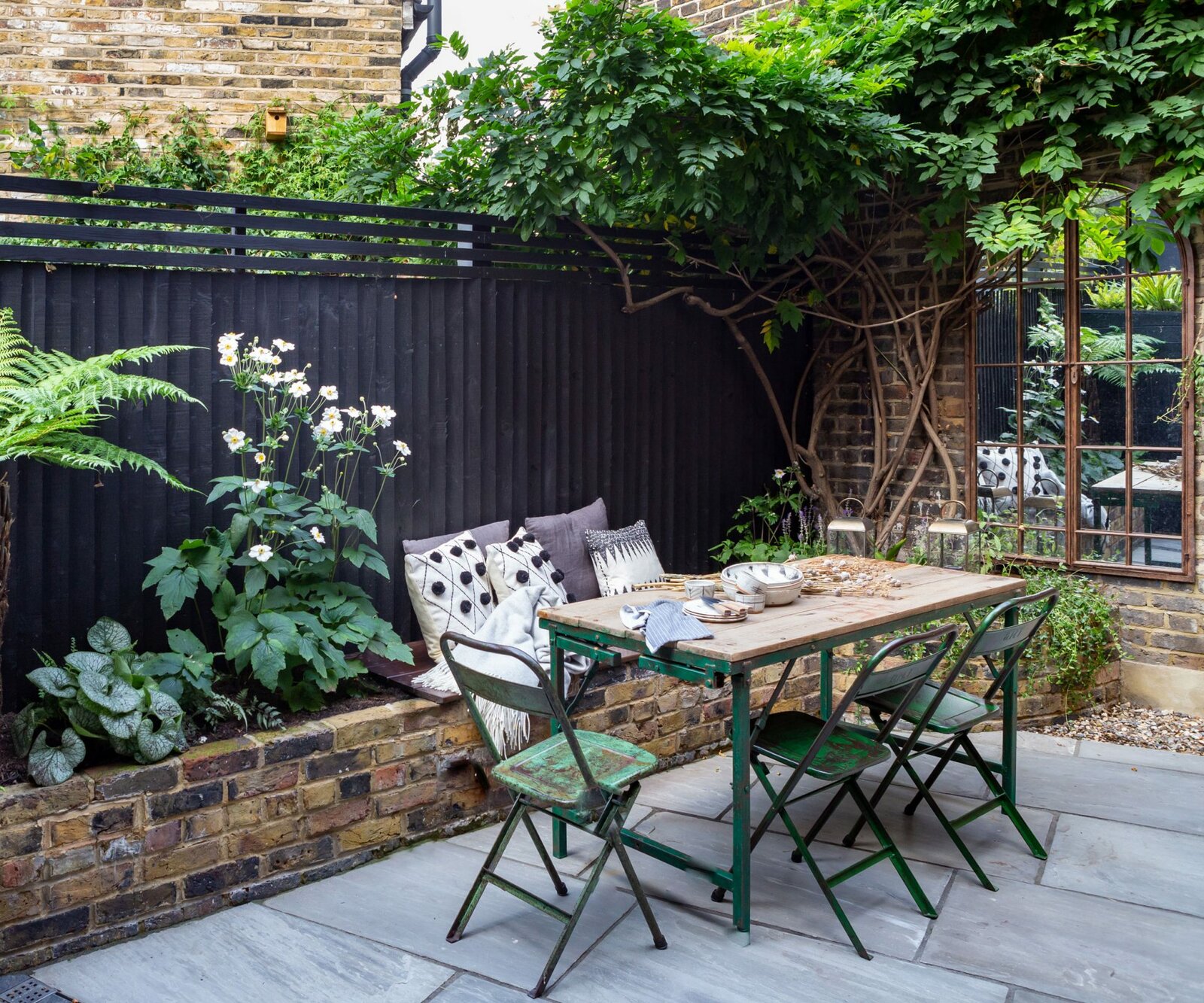 Эти советы и рекомендации от дизайнеров помогут вам визуально увеличить пространство небольшого патио