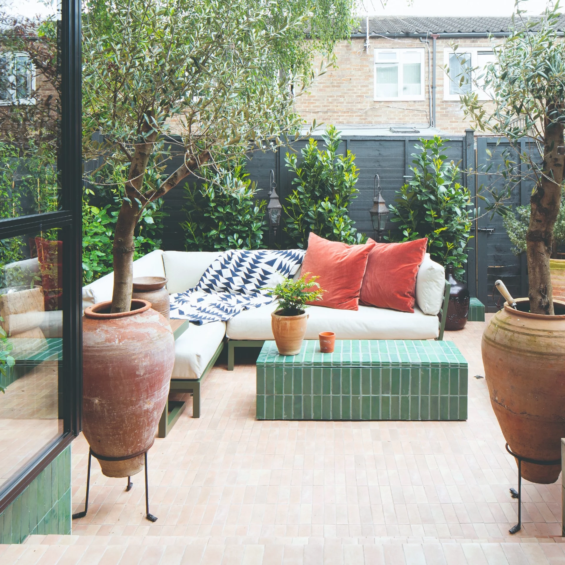 25 идей для уличной гостиной – превратите сад в роскошную зону отдыха картинка 24 идеи для уличной гостиной – стильный отдых в саду