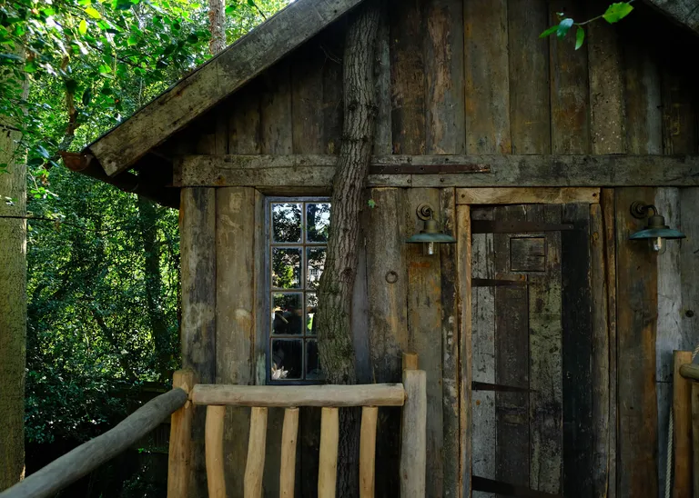 12 идей для сада: как создать уютное место для отдыха картинка Добавьте причудливый домик на дереве