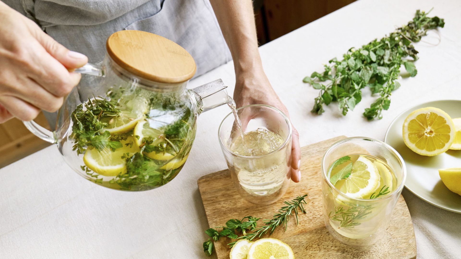 Я пила чай с мелиссой каждый день в течение недели, чтобы проверить, сможет ли он снизить стресс и улучшить пищеварение — вот мой вердикт