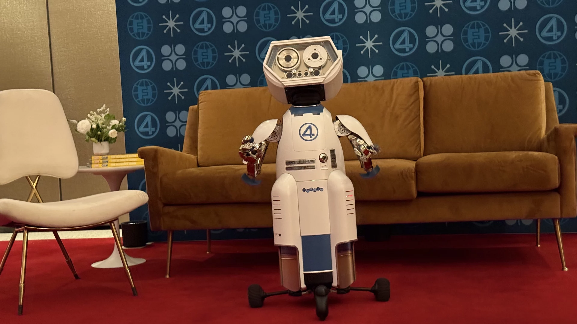 Я встретил H.E.R.B.I.E — первого робота Фантастической четвёрки, и теперь жду фильм ещё больше!