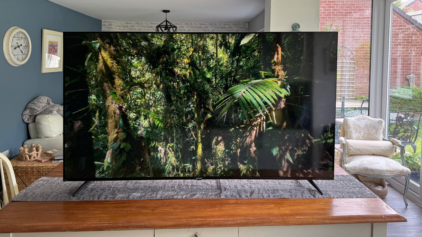 Это не OLED, но это лучший дешёвый 70-дюймовый телевизор из тех, что мы тестировали