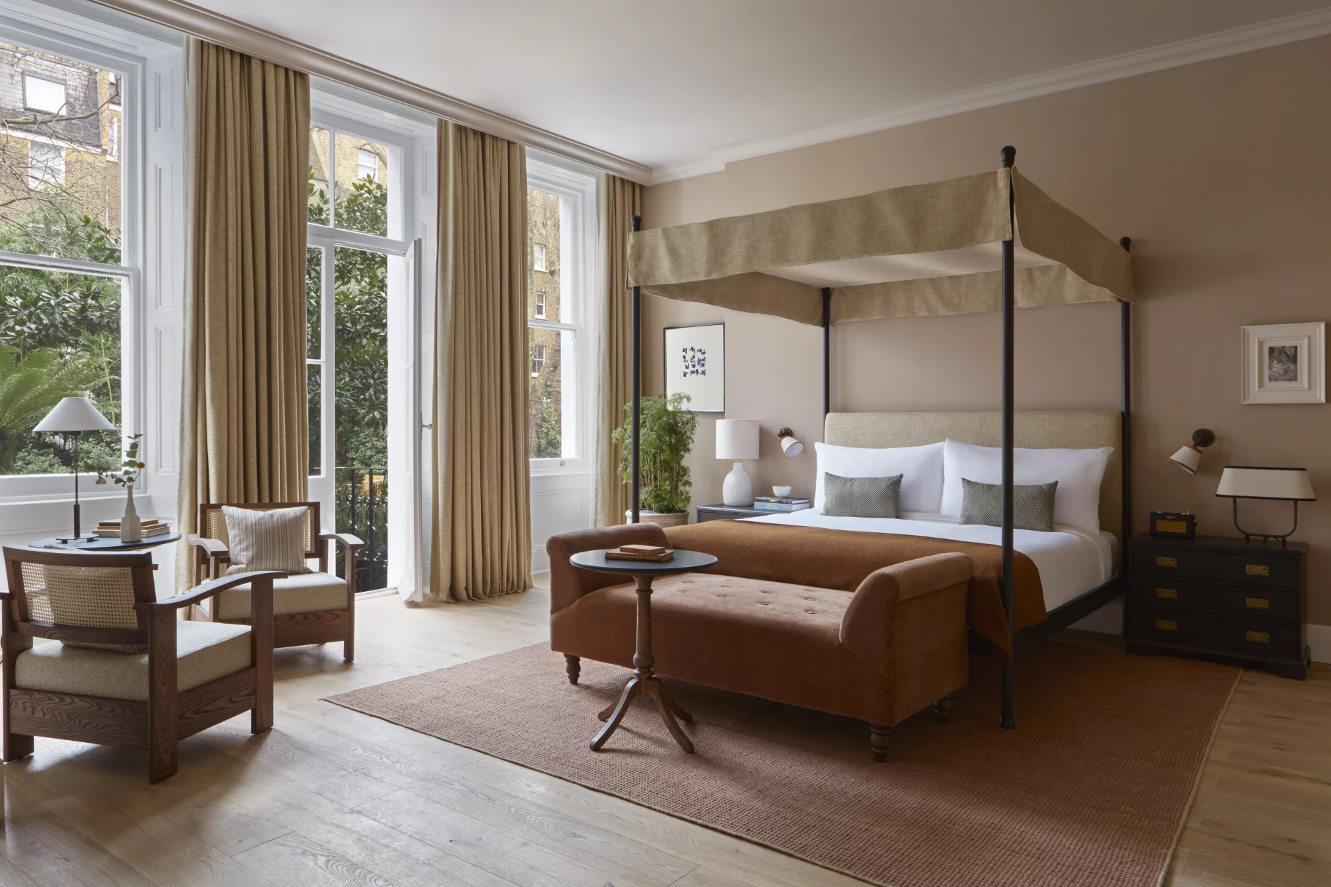 Четырехспальные кровати — не только для старинных особняков